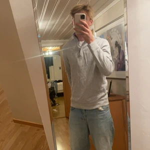 CK quarter zip  - Quarter zip Calvin klein tröja som jag säljer då jag inte använder den längre, svin snygg, frakt står köparen för 