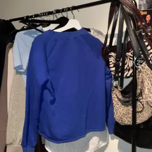 En långärmad tröja i en sån fin blå färg 🥰 