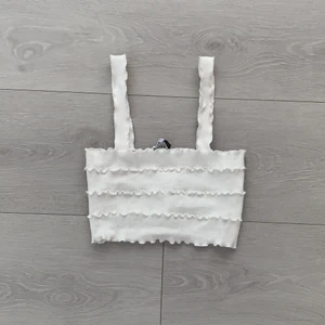 Linne - ✨Vitt linne med vågiga detaljer, bra skick, aldrig använt✨