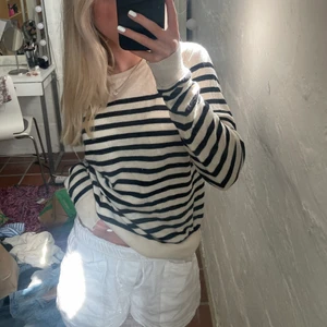 Randig finstickad tröja - trendig randig finstickad tröja från zara i nyskick💕💕