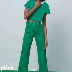 Jättefina gröna jeans från Zara💙🤍 - Gröna jeans ifrån Zara🍏 jättebra skick🤍 köpta av en annan här på Plick och säljer dem nu för att de var för stora, nypris 400 