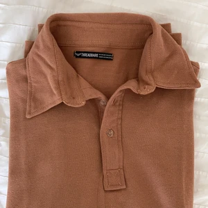 Brun pikéklänning från Threadbare.  - Beun pikéklänning storlek 38. Aldrig använd. Jätteskönt material. 