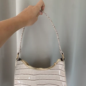 Väska  - Säljer en vit aktig väska från SHEIN säljer den för jag tyvärr i inte använt en så mycket som jag vill säljer den för 50+ frakt 