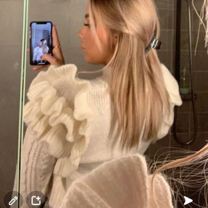 Stickad tröja med volanger på axlarna  - Stickad tröja med volanger på axlarna som är såå snygg, då den är lite kroppar och har så snygg passform, den har en liten krage och är super bekväm. Funkar till byxor samt över klänning osv. Köptes på Gina tricot för ca 450kr, kommer ej ihåg exaktpris. Säljer endast vid bra bud💕🌺💕