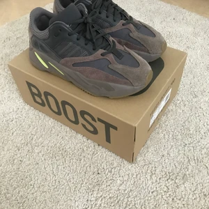 Yeezy 700 mauve, 42 - Yeezy 700 mauve i storlek 42, 8/10 skick. Ingår original box. Kan tänka mig att gå ner i pris.