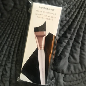 bareMinerals Mask Essential Duo - Helt ny! Innehåller Mask smoothing brush och Mask removing cloth (se bild 2 - lånad bild). De perfekta verktygen för applicering samt borttagning av din ansiktsmask.