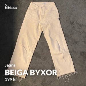 Beiga byxor - Dessa superfina beiga byxor passar till allt och sitter perfekt. De är mellanlånga och fransiga vid slutet av benen. Skriv gärna om du har några frågor ❤️ frakt tillkommer 