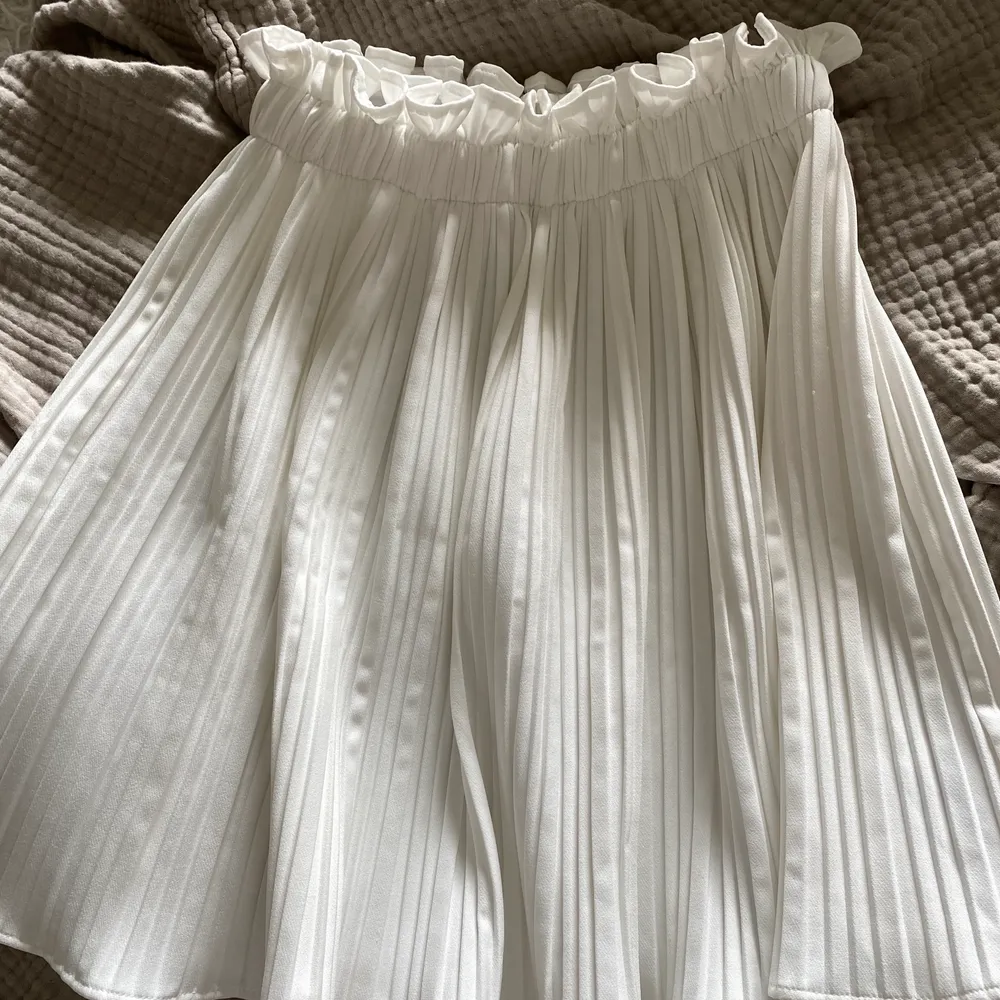 Vit plisserad kjol med volang upptill, från Gina tricot strl. 36. Materialet är lite tjockare och resår i midjan. Använd fåtal gånger så i mycket fint skick🌺. Kjolar.