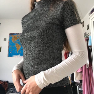 Svart glittertröja - En super fin svart glittertröja som tyvärr bara har änvänds typ en gång. Den blev också för liten för mig nu. Materialet kan klia lite om du är känslig, då rekomenderar jag att ha någonting under när du har på den. ✨✨