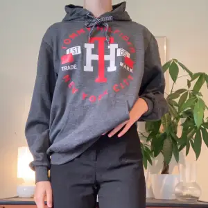 *Asball oversized Tommy H hoodie/tröja! *Orginalprisl 800kr*Unisex *XL, men går att ha i typ alla storlekar eftersm att den kan va oversized *Alla bilder är privata *Priset är ex. frakt 45kr *Skicka dem vid frågor eller fler bilder💗