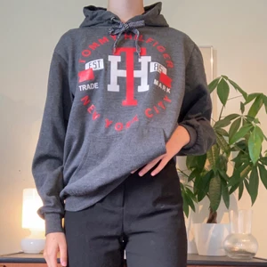 Tommy Hilfiger hoodie - *Asball oversized Tommy H hoodie/tröja! *Orginalprisl 800kr*Unisex *XL, men går att ha i typ alla storlekar eftersm att den kan va oversized *Alla bilder är privata *Priset är ex. frakt 45kr *Skicka dem vid frågor eller fler bilder💗