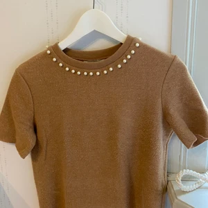 Topp från Zara storlek S - Fin brun topp från zara med pärlor runt kragen! Nyskick 