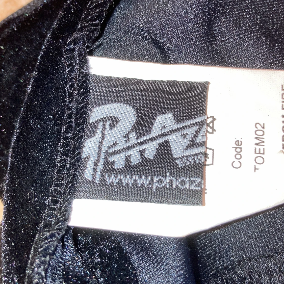 Svart sammets linne med spets detaljer. - 91