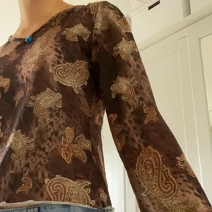 Meshtopp - Skitnajs topp i meshtyg med coolt och speciellt mönster🤍🤎 köpt här på Plick men har aldrig kommit till användning, bra skick!💓