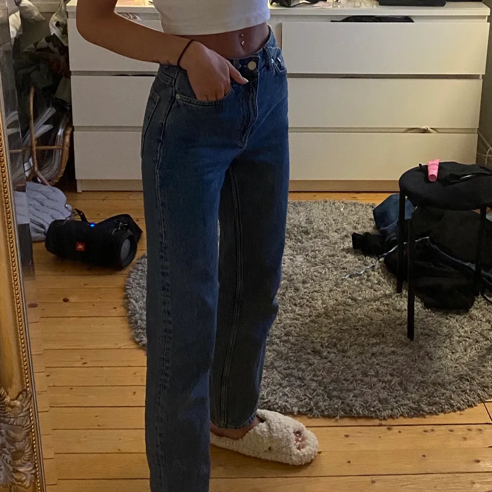 Tänkte sälja min ursnygga voyagejeans ifrån weekday i en storlek 24/30🤍 ÄLSKAR färgen och passformen på dem men kommer tyvärr inte till använding!💛 köp direkt:400kr eller budgivning ifrån 200kr😘. Jeans & Byxor.