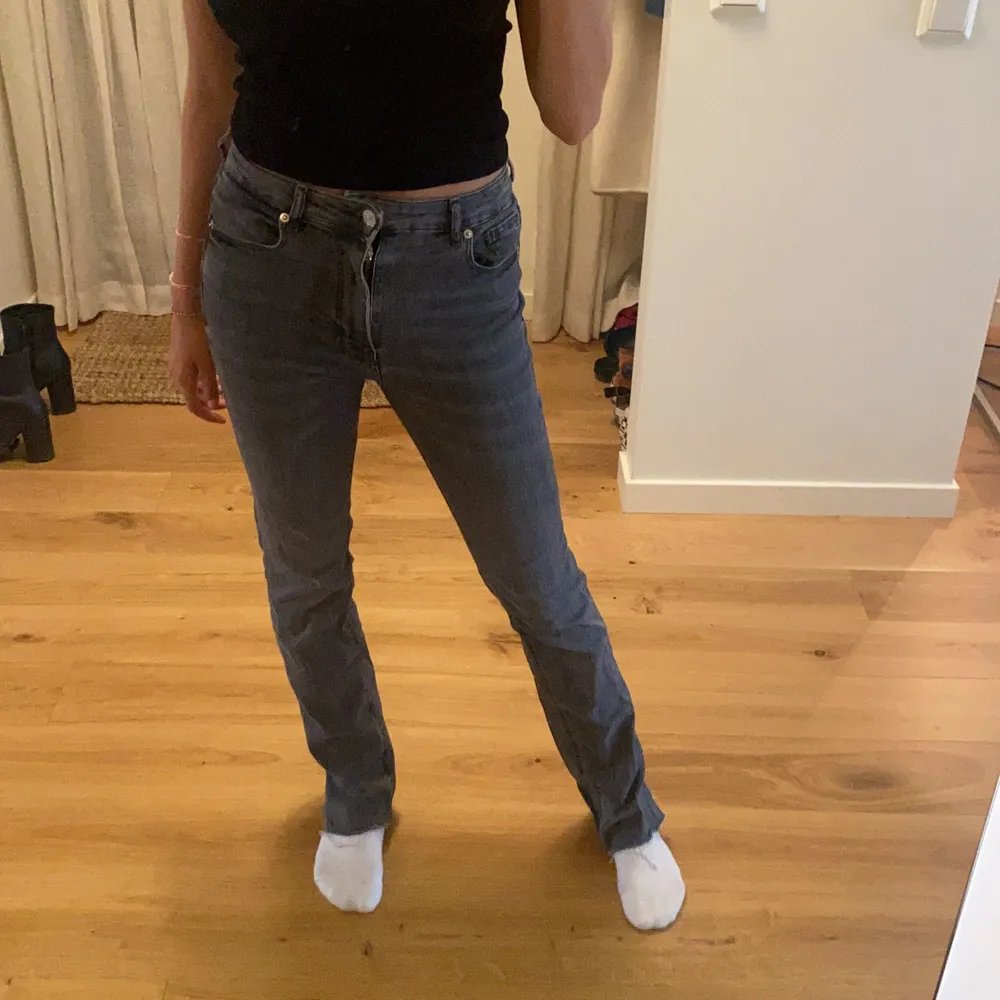 Super sköna jeans som är lite tajtare i modellen men är fortfarande lite större ner till. . Jeans & Byxor.