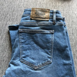 Bootcut jeans från Crocker. - Bootcat jeans från Märket Crocker. Storlek 29/33. Välanvända men i fint skick. Katt finns i hemmet.