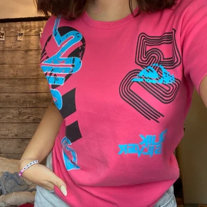 T-shirt  - Rosa T-shirt som aldrig används längre men fint skick. För mer information skriv ett meddelande <3