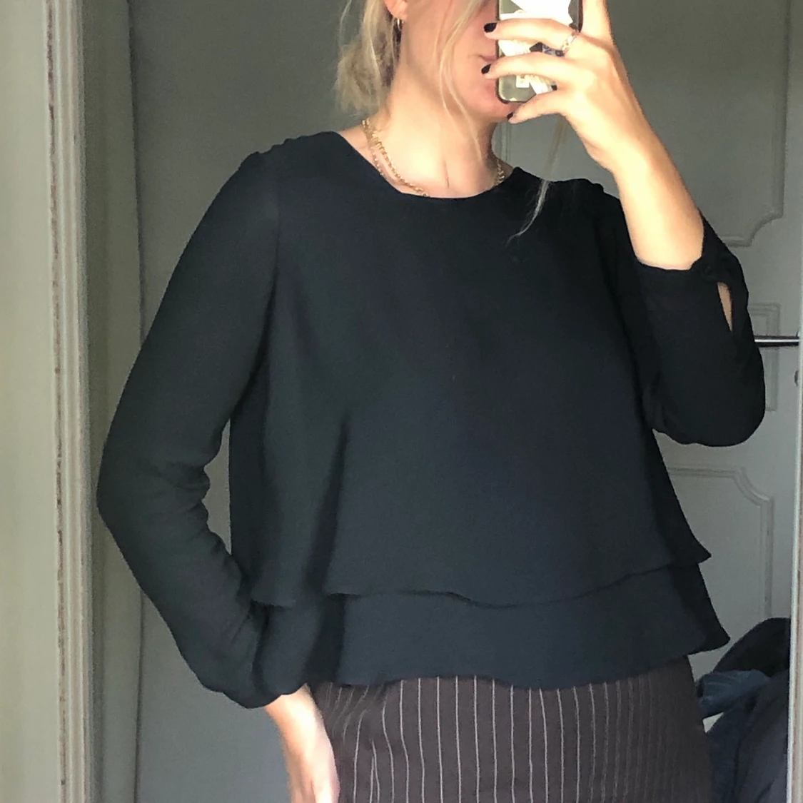 Svart blus volangdetaljer⚡️