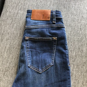 Tiger of Sweden jeans - Blåa jeans från Tiger of Sweden. Använda Max 3 gånger. Ett felköp av mig. Hög midja. Storlek 29/32. Katt finns i hemmet.