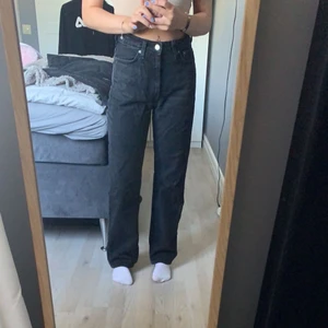 Populära weekday jeans - Säljer nu mina weekday jeans i modellen voyage, färgen echo black. De är superfina men kommer tyvärr inte till användning. Storleken är 25/30. Köparen står för frakt. Finns det frågor är det bara att höra av sig!🤍