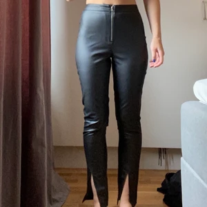 Byxor - Fakeläderbyxor med en slit vid foten. Lite små i storleken så passar en med storlek 36. Jag har sytt in dem ca 2 cm på båda sidorna.