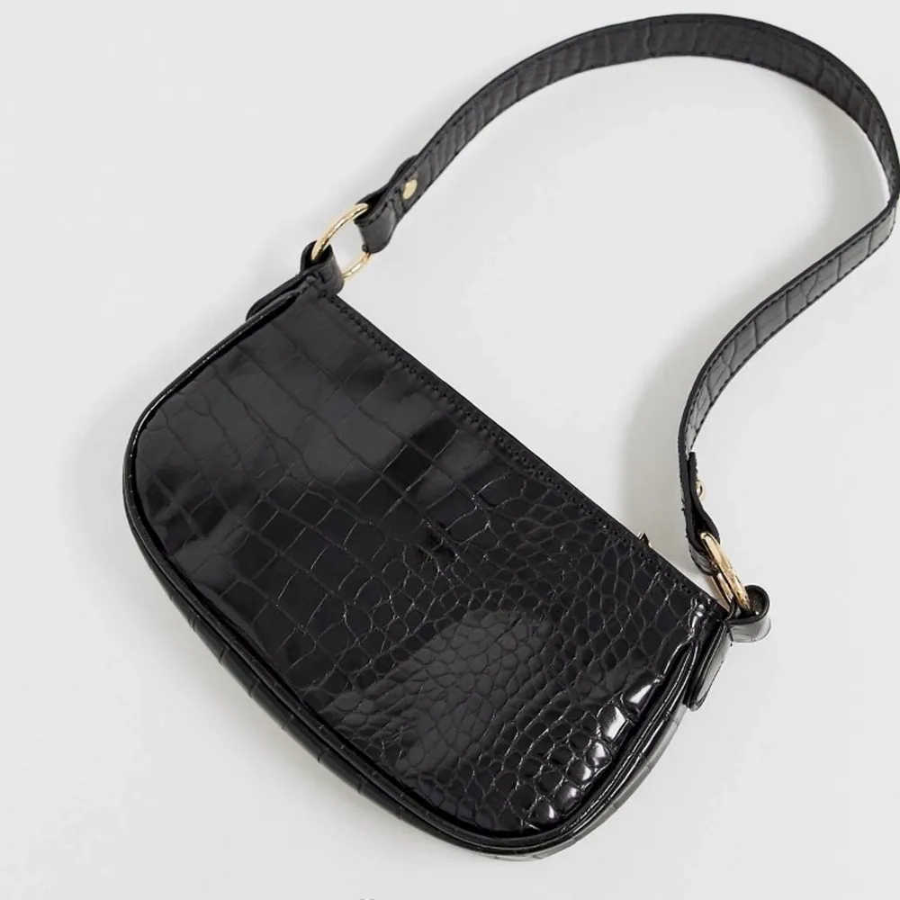 Säljer en svart baguettebag från ASOS. Nypris 229, använd fåtal gånger❣️ Säljer då den inte kommer till användning         Möts upp i Sollentuna/Stockholm eller så står köparen för frakten😊. Väskor.