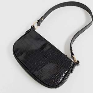 Säljer en svart baguettebag från ASOS. Nypris 229, använd fåtal gånger❣️ Säljer då den inte kommer till användning         Möts upp i Sollentuna/Stockholm eller så står köparen för frakten😊