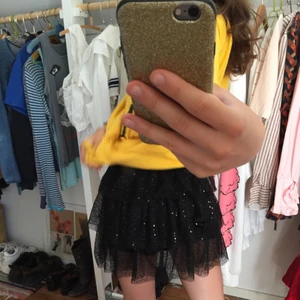 Volang kjol  - SUPER SÖT! Volang kjol som är svart och glittrig med paljetter! Ganska liten men funkar på mig som brukar ha s/XS! 