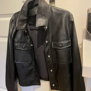 Skinnjacka - Kort och snygg skinnjacka, som nt längre kommer till användning💗kort i modellen men har ändå en oversize fit, ordnarie pris ca 300 kr