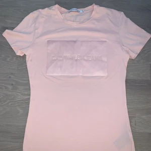Calvin Klein T-Shirt, str S - En jätte fin t-shirt! Inte använd många gånger! Original pris 500-600kr (inte helt säker) köpare står för frakt 