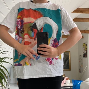 Zara t-shirt med tryck - T-shirt från Zara med tryck, strl. M. Perfekt till skidresa ;) eller bara till vardag🥰 har en liten fläck på framsidan men syns knappt. 
