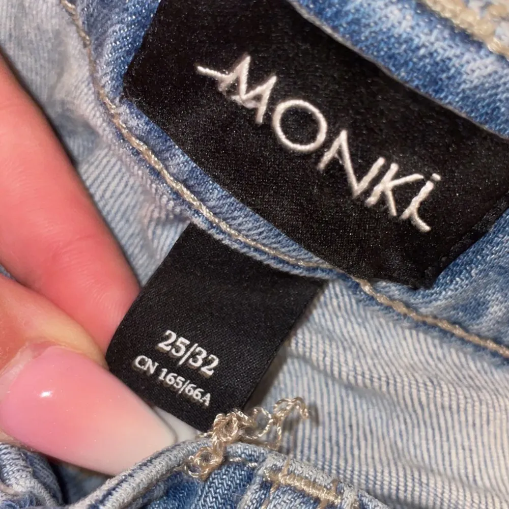 Skit snygga håliga jeans från monki, hål på båda knäna och på baksidan, storleken står på sista bilden. Jeans & Byxor.