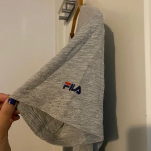 Fila T-shirt - Grå T-shirt från Fila!🤍 Storlek S men passar även M, köpare står för eventuell fraktkostnad!🥰