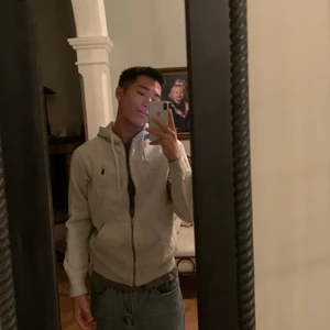 Ralph Lauren Zip-hoodie - Storlek S, nästan som ny, väldigt fint skick! Betala med Swish så fraktar jag samma/nästa dag!:)