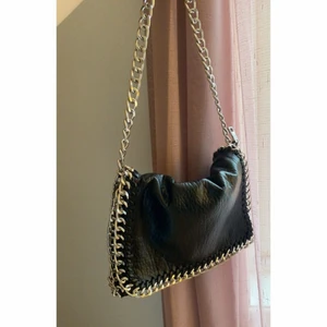 Tiamoväska - Axelbandsväska från Tiamo. Inga skador eller likande så är i väldigt bra skick. Stor väska med många fack och där det får plats mycket. Nypris är 499kr. Tveka inte på att kontakta mig vid frågor eller om fler bilder önskas!🌟💗