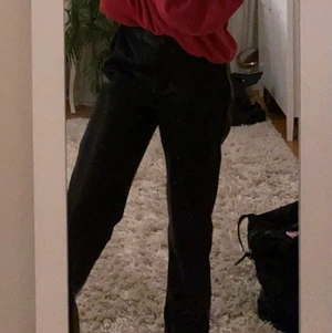 NA-KD skinnbyxor - Vida byxor i skinnimitation, använda 1-2 gånger. Dem är ner till hälarna på mig som är ca 170!❤️ 