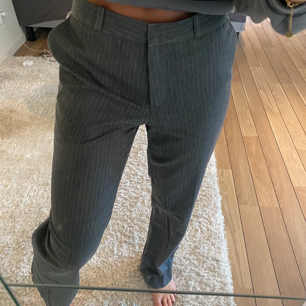  Hej hej! Säljer ett par grå randiga kostym byxor i en rak modell. Stl L. Jeans & Byxor.