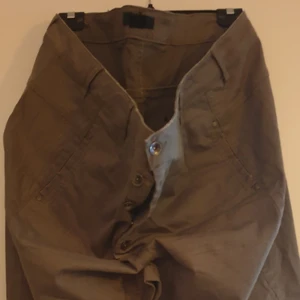 Byxor  - Då jag har ryggskada kan jag inte mötas eller leverera, så antingen hämtas på plats eller så skickar jag!    Kontant eller swish. 