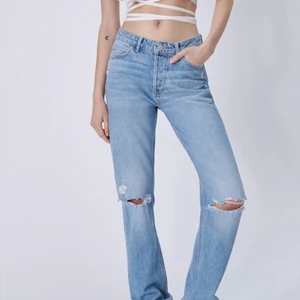 Zara jeans - Säljer dessa helt slutsålda zara jeansen. Jätte jätte snygga perfekt nu till hösten. Ömöjliga att få tag på!!! Storlek 34!!  köp direkt för 700kr. Kan sänka priset vid snabb affär HÖGSTA BUD: 170kr