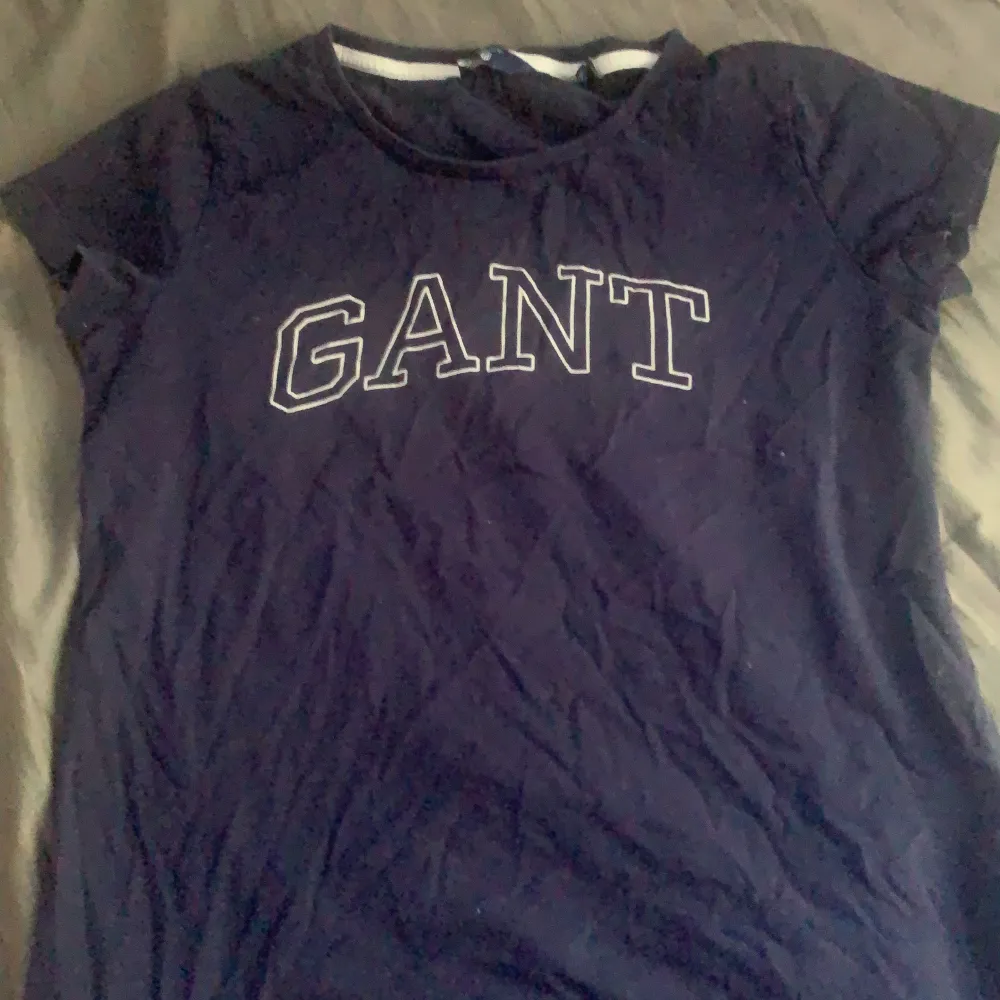 Blå Gant t shirt storlek S. T-shirts.