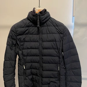 Parajumper Jacka - Parajumper jacka, köpt på barnavdelning men största storlek så motsvarar en XS/S (Jag är en S), sydd på sidan av märket (se andra bild) annars i bra skick.