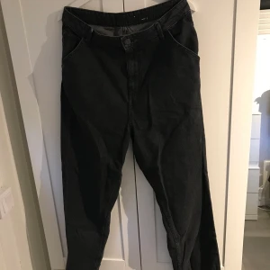 Mörka jeans - Snygga, baggie jeans från Asos. Säljer pga inte riktigt min stil! Nypris: 510 kr. Använda sparsamt. Frakt tillkommer💕