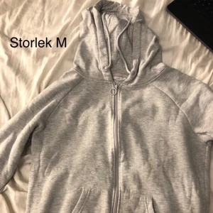 Hoodie - Grå hoodie från primark. Storlek M men lite liten i storleken så mer som en S/M. Bjuder på frakten