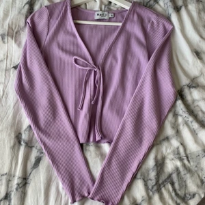 Lila tröja knyte fram - tröja som inte kommit till användning. så sjukt fin och går inte att få tag på denna då den köptes på NAKD outlet i visby förra sommaren🤍🤍 skriv om ni undrar något