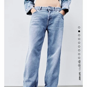 Lowrise Zara jeans - Skit snygga lågmidjade jeans från Zara. Säljer då jag beställde dem i 2 storlekar och har glömt att skicka tillbaka. Nypris 400kr💙