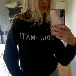Svart sweatshirt  - Säljer pga flytt. Frakt tillkommer. 🌼