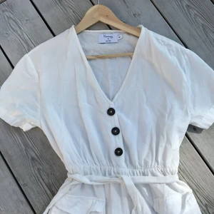 Linne jumpsuit  - En fin jumpsuit i tunnt, skönt linnematerial. Aldrig använd. Säljs pga färgen inte passar mig. 