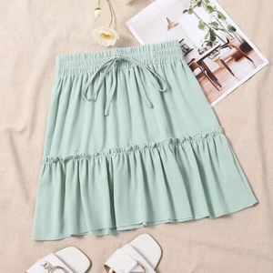 Kjol - Kjol från shein i strl M. Endast testad. Köparen står för frakten om du inte kan mötas upp (endast i Falköping).                                                                                 Om du kombinerar med fler av mina plagg tar jag endast en frakt avgift. Köparen ska även betala innan plagget skickas med ett bevis från swish. 