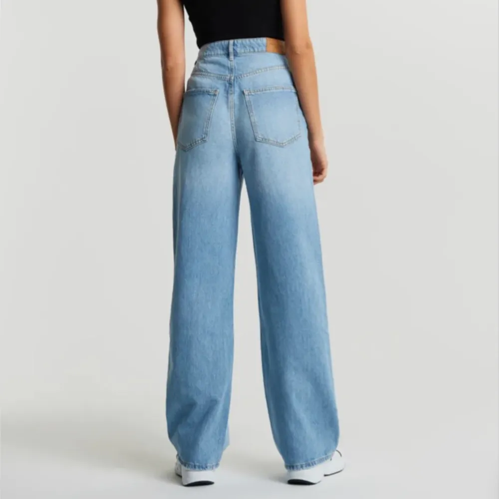 Idun wide jeans från Gina tricot. I väldigt bra skick. Köparen står för frakt.. Jeans & Byxor.